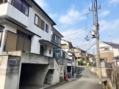 【前面道路含む現地写真】 | 亀岡　篠町見晴三丁目一戸建 | 前道約5ｍ