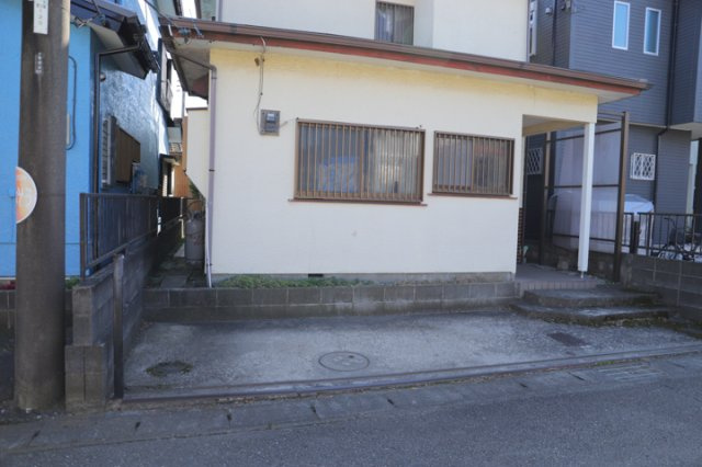 【外観】 | 土地を買う際、住む地域の自治体や福祉の補助制度にも注目してみましょう。子供や老人の医療補助やゴミ出しのルールなど、自治体によってルールに大きな違いがあるため、暮らしやすい土地で判断するとよいでしょう。