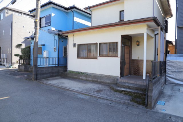 【外観】 | 現地に行くなら、物件の周囲の地形がどうなっているかを見ることも大切です。周辺より低くなっている土地では、大雨などで水が集まりやすいため、地盤が弱くなっているということも考えられるため、注意が必要です。