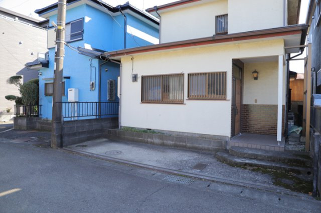 【外観】 | 隣家の土地はどうなっているのか、生活利便施設が近くにあるのか、学校まで近いかなど、お客様のライフスタイルにあわせたイメージが重要です。また、近くにあると困る施設が近くにないかも確認するといいでしょう。