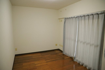 【寝室】 | ベルブリーズ森の里4号棟 | 寝室でゆっくりと過ごすためにはベッド周りの適度な空間を担保することや窓の位置、照明の明るさ、寝室の広さなどを考える必要があります。自身や家族の構成とライフスタイルに併せて寝室にする部屋を選びましょう！