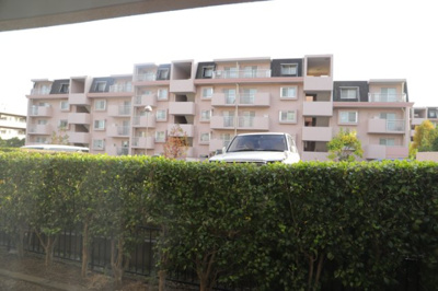 【展望】 | ベルブリーズ森の里4号棟 | 眺望の良さを楽しめるダイニングキッチンで家族団らんの時間を過ごしてはいかがでしょうか。バルコニーから見える景色を家族で眺める時間は、時間が経つのを忘れてしまいそうですね。是非、現地を見に行きましょう！