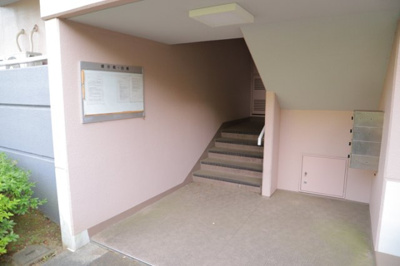 【エントランス】 | ベルブリーズ森の里4号棟 | マンションのエントランスには、もともと風よけや防犯の役割がありますが、マンションによって宅配ボックスなどの設備が備わっている所もあります。日々の生活をイメージしながら生活しやすさをチェックしましょう。