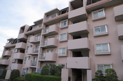 【現況写真】 | ベルブリーズ森の里4号棟 | 外観はマンション管理がされているかの目安になります。築年数が古いと、壁面は劣化してひび割れが生じることも！建物が古びていても細かいところが修繕されていると、きちんと管理されているなぁと感じるでしょう。