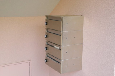 【設備】 | ベルブリーズ森の里4号棟 | エントランス付近に設置されている集合ポストは、住んでいる部屋と離れているため、ポストをあさるなど誰かに何かされていても被害に気づきにくいです。入居する時には他人に特定されにくい番号で鍵をかけましょう！