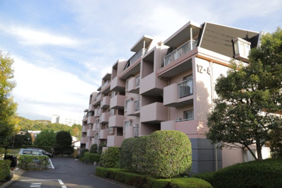 【構造・工法・仕様】 | ベルブリーズ森の里4号棟 | ＲＣ造、Reinforced Concreteは直訳すると補強されたコンクリートです。主に柱や梁・床・壁が鉄筋とコンクリートで構成おり、鉄筋を組んだ型枠にコンクリートを流し込んで固めたものを指します。