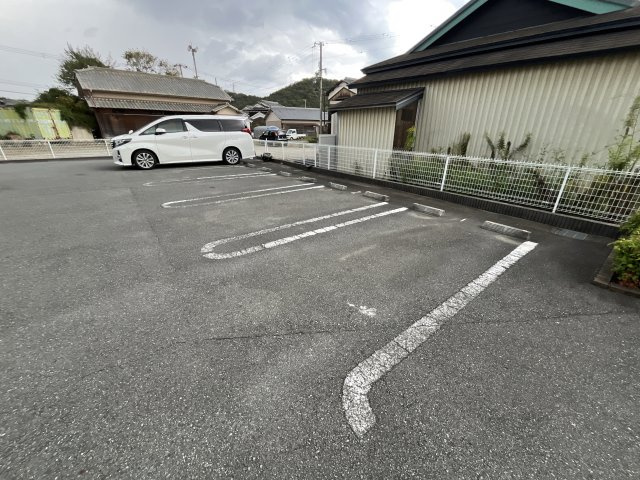 ホワイトローズの駐車場