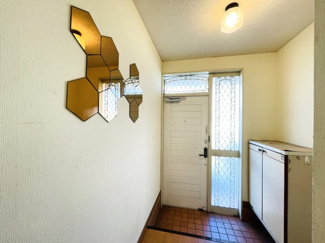 【玄関】 | 若葉区大宮町 戸建 大森台駅 | 自然光が入る玄関。