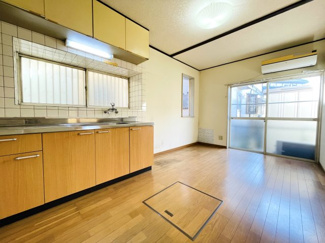 【居間・リビング】 | 若葉区大宮町 戸建 大森台駅 | 壁式キッチンでダイニングひろびろ。