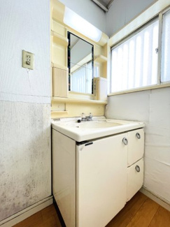 【洗面所】 | 若葉区大宮町 戸建 大森台駅 | 自然光も入る洗面台。