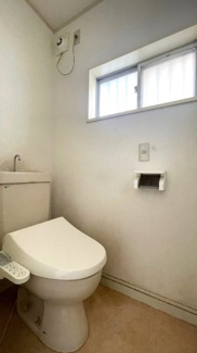【トイレ】 | 若葉区大宮町 戸建 大森台駅 | 明るいトイレ。