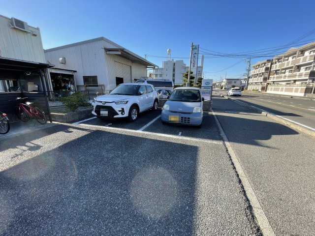 エルアンルポ・東新の駐車場