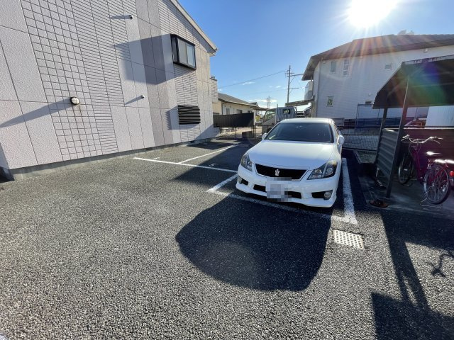 エルアンルポ・東新の駐車場