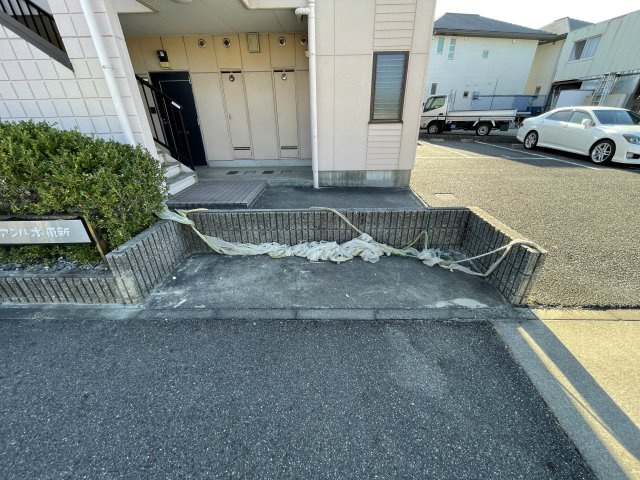 エルアンルポ・東新の駐車場