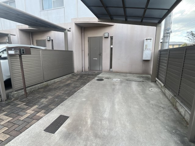 ナカヤコーポS棟の駐車場