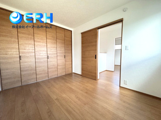 【洋室】 | ～浜中町2丁目新築戸建て～ | 主寝室には朝日が差し込み目覚まし時計が要らないかもしれません。