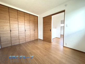 【洋室】 | ～浜中町2丁目新築戸建て～ | 主寝室には朝日が差し込み目覚まし時計が要らないかもしれません。