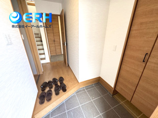 【玄関】 | ～浜中町2丁目新築戸建て～ | 玄関広々でスッキリしております。