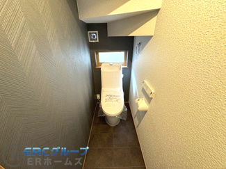 【トイレ】 | ～浜中町2丁目新築戸建て～ | ゆったりとした空間のトイレが2ヶ所あり、込み合う時間でも問題ありません。