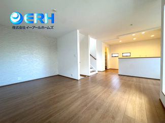 【居間・リビング】 | ～浜中町2丁目新築戸建て～ | 対面キッチンでお料理しながらでも家族の会話がはずみます。