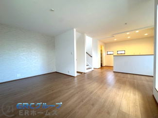 【居間・リビング】 | ～浜中町2丁目新築戸建て～ | 対面キッチンでお料理しながらでも家族の会話がはずみます。