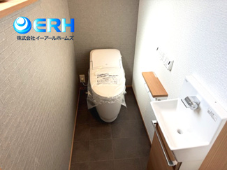 【トイレ】 | ～浜中町2丁目新築戸建て～ | 手洗い付きで新調している落ち着いた色調のトイレです。