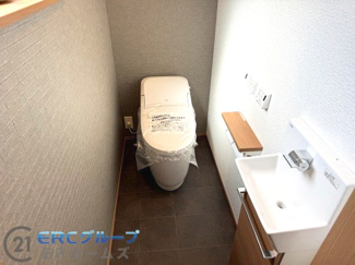 【トイレ】 | ～浜中町2丁目新築戸建て～ | 手洗い付きで新調している落ち着いた色調のトイレです。