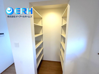【収納】 | ～浜中町2丁目新築戸建て～ | キッチン横パントリーは備蓄がたっぷり収納可能です。