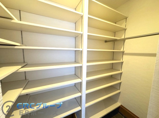 【収納】 | ～浜中町2丁目新築戸建て～ | シューズクロークがあり、ベビーカーや趣味の道具がたっぷり収納できます。