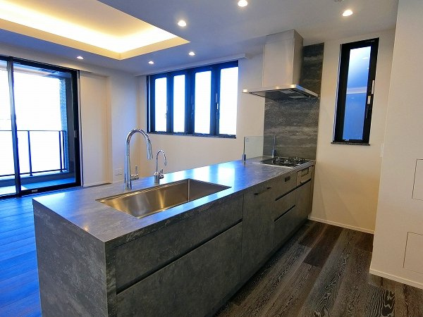 港区三田２丁目の賃貸マンションのキッチン