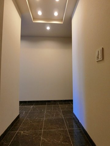 港区三田２丁目の賃貸マンションの玄関