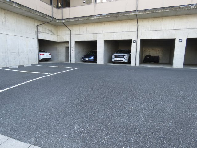 メゾンパルフェの駐車場