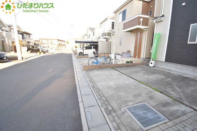 桶川市坂田　中古一戸建ての前面道路含む現地写真