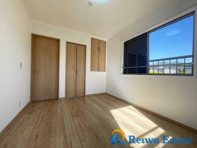 中古戸建　茅ヶ崎市美住町の洋室|約6帖の2階洋室は眺望が良く明るい室内♪