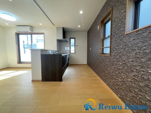 中古戸建　茅ヶ崎市美住町の居間・リビング|ご家族と会話を楽しみながら家事ができる対面キッチン♪