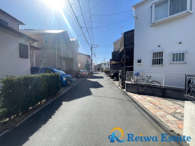 中古戸建　茅ヶ崎市美住町の前面道路含む現地写真