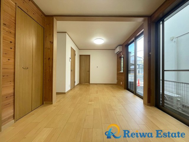 中古戸建　茅ヶ崎市美住町の洋室|家族みんなで仲良く寝ることができる主寝室は約10帖の広さ☆彡