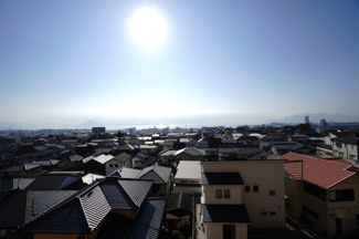 【展望】 | 【四季を感じる】
四季の移ろい・爽やかな青空や風を感じられ
自然を愉しめるパノラマビュー。
毎日の暮らしに余裕を感じさせてくれる、
遮る物の無い開放的な眺望を是非、ご堪能ください。