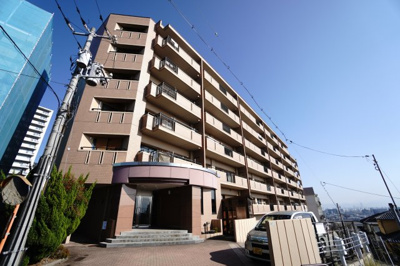 【外観】 | 【上質リフォーム】パブリコーポ鈴が台S | 【耐震性】
耐震性の高さを判断するポイントは、
建築確認申請日が1981年6月1日以降の
新耐震基準に適合しているかどうか。
震度６程度の大地震でも
建物が崩壊しないレベルが基準になりました。