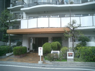 【エントランス】 | 周辺にはマンションや複合ビルに戸建ての並ぶ、落ち着いた環境に立地。