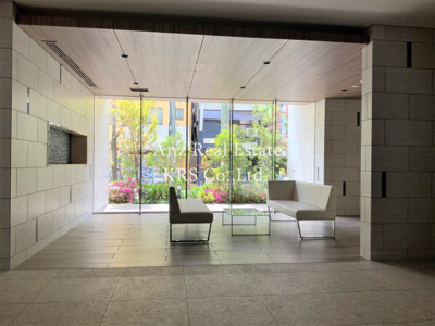 【ロビー】 | OPUS RESIDENCE SHINSAIBASHI SOUTH | 落ち着いた雰囲気のロビーです。訪問者との語らいスペースも！