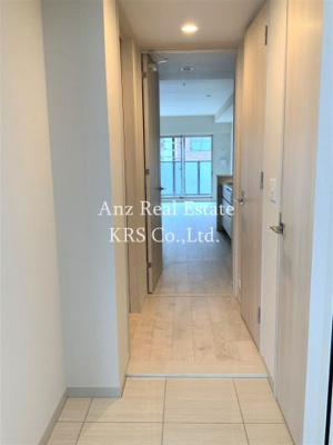 【玄関】 | OPUS RESIDENCE SHINSAIBASHI SOUTH | 玄関から撮影！白を基調とした内装です！