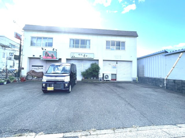 中西住居付貸店舗 部屋番号：３店舗の右端店の外観