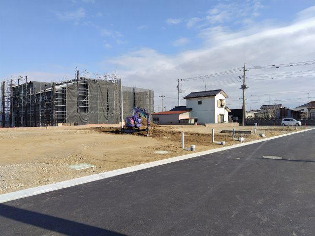 鴻巣市松原２丁目の売地の前面道路含む現地写真
