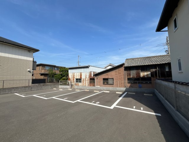 クリスタルハイツ土山の駐車場
