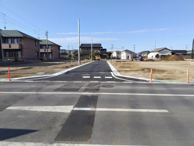 鴻巣市松原２丁目の売地の前面道路含む現地写真