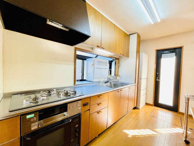 日の出町大久野　中古戸建のキッチン|風通しが良いキッチン！