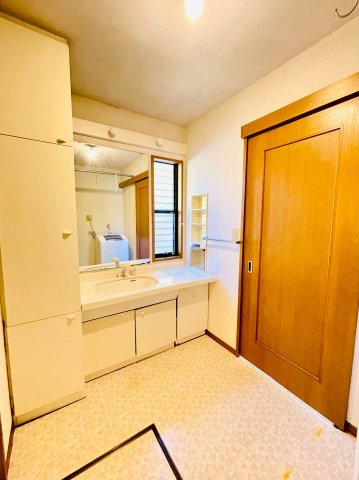 日の出町大久野　中古戸建の洗面所|洗面所も広々。