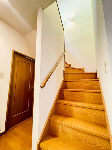 日の出町大久野　中古戸建の内装|２階に上がる階段です。