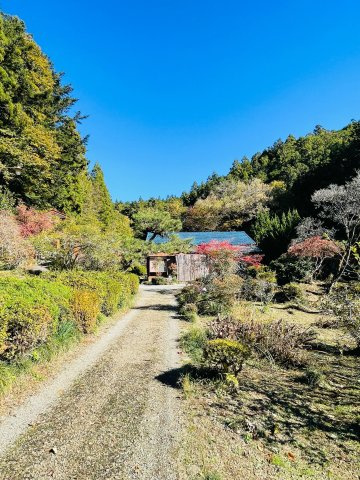 日の出町大久野　中古戸建の庭|合計約810坪の管理された敷地です！